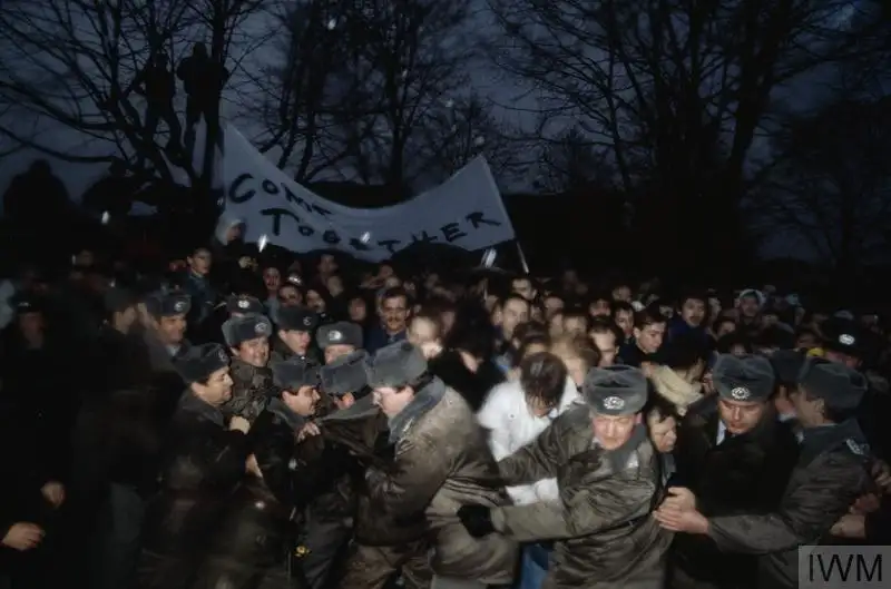 边境警卫无法阻止人群