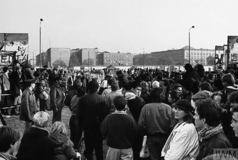 人群聚集在边境检查站