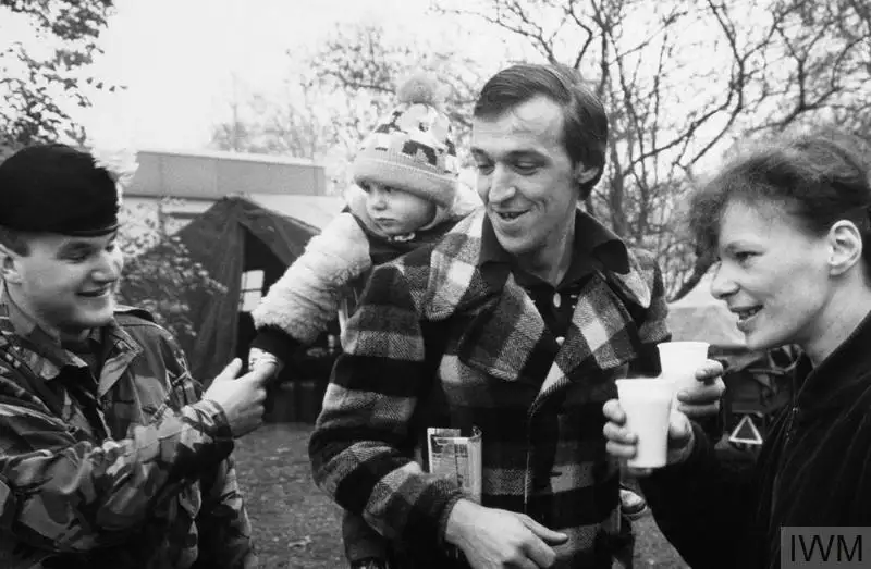 东德和西德人民一起庆祝