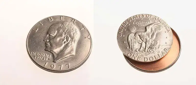 冷战时期间谍使用的银币隐藏器，可以隐藏微缩胶卷或消息