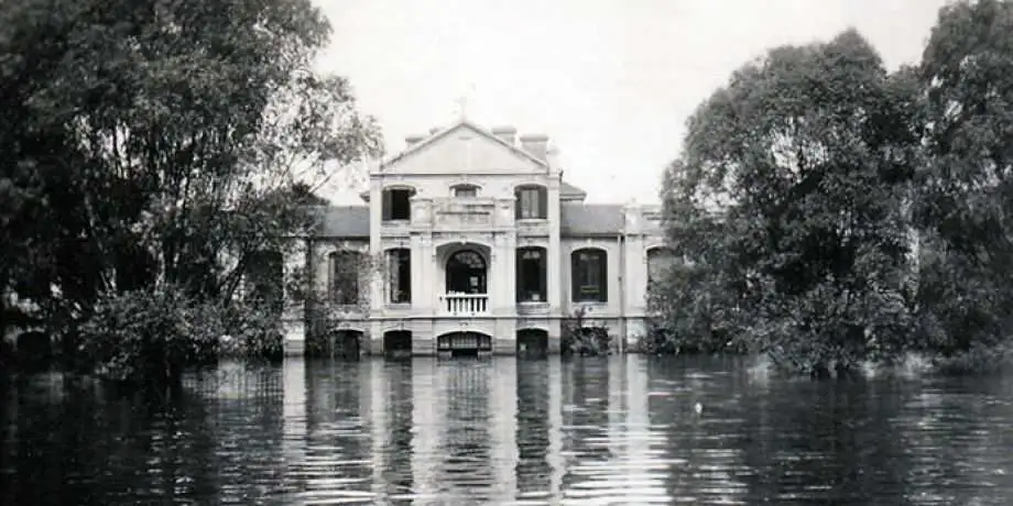 1931年武汉洪水期间，传教士总部被深达12英尺的洪水淹没，建筑物的底层完全浸泡在水中