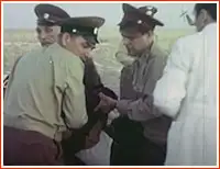 救援人员将三名宇航员的遗体从返回舱中抬出