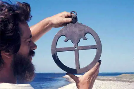 从沉船中打捞的航海星盘