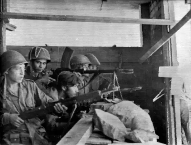 萨尔瓦多士兵在边境哨所