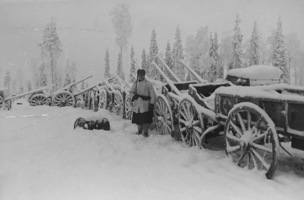 芬兰士兵看守在苏奥穆斯萨尔米战役中缴获的苏联马车，1939年