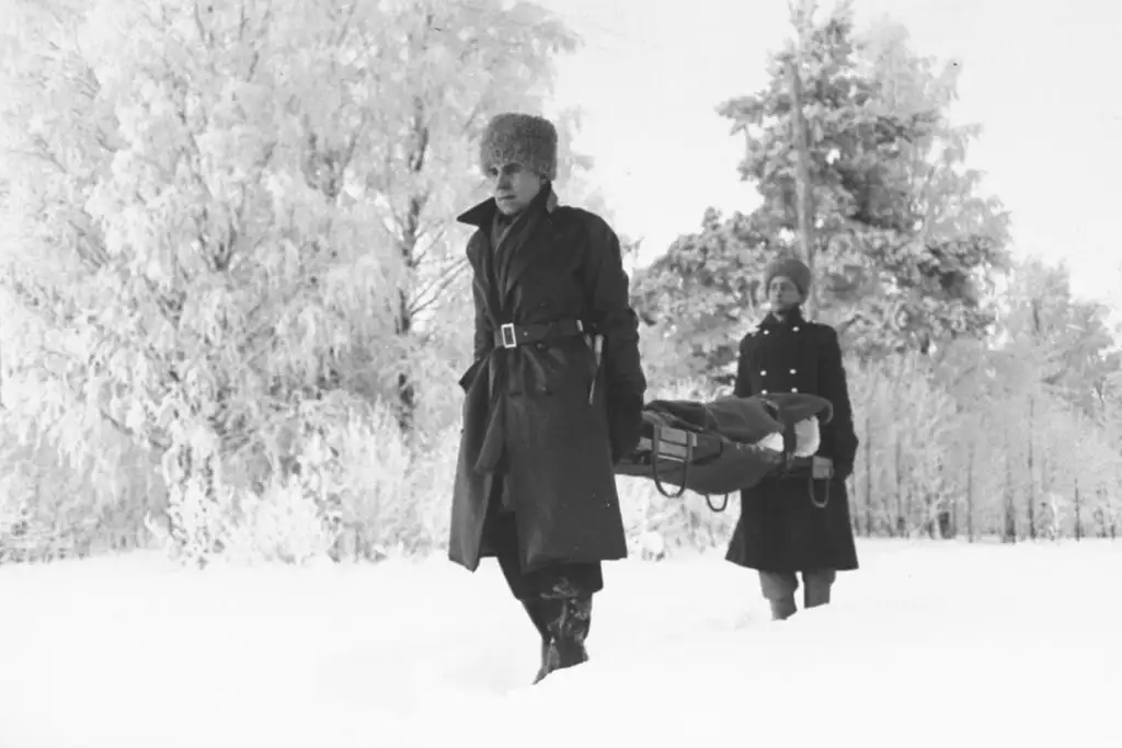 美国救护队成员抬着一名受伤的芬兰士兵，1939-1940年