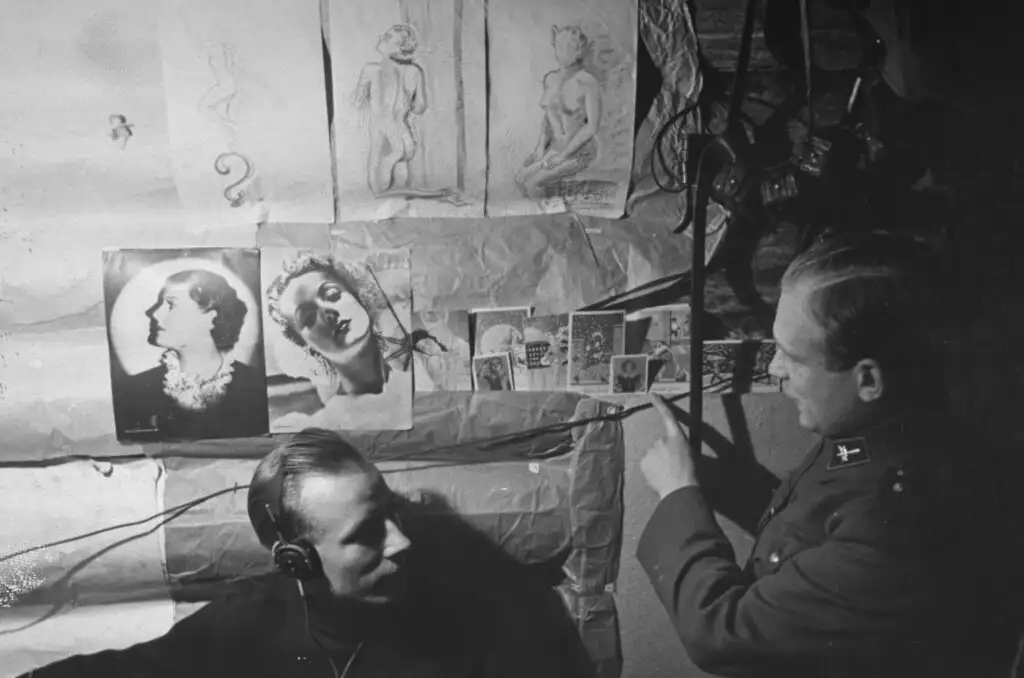 芬兰士兵在冬季战争前线掩体中，1939-1940年