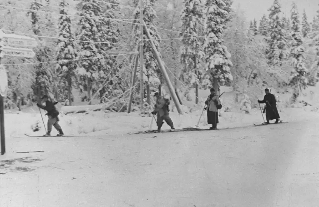 芬兰滑雪巡逻队在冬季战争期间穿越雪原
