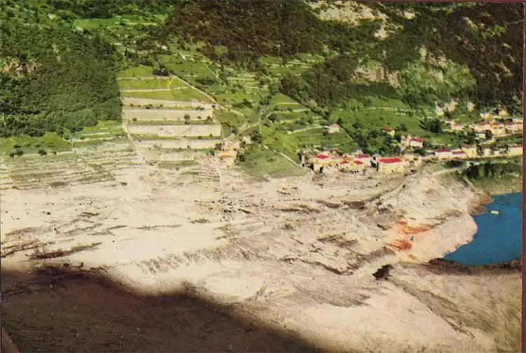 朗加罗内镇灾难后