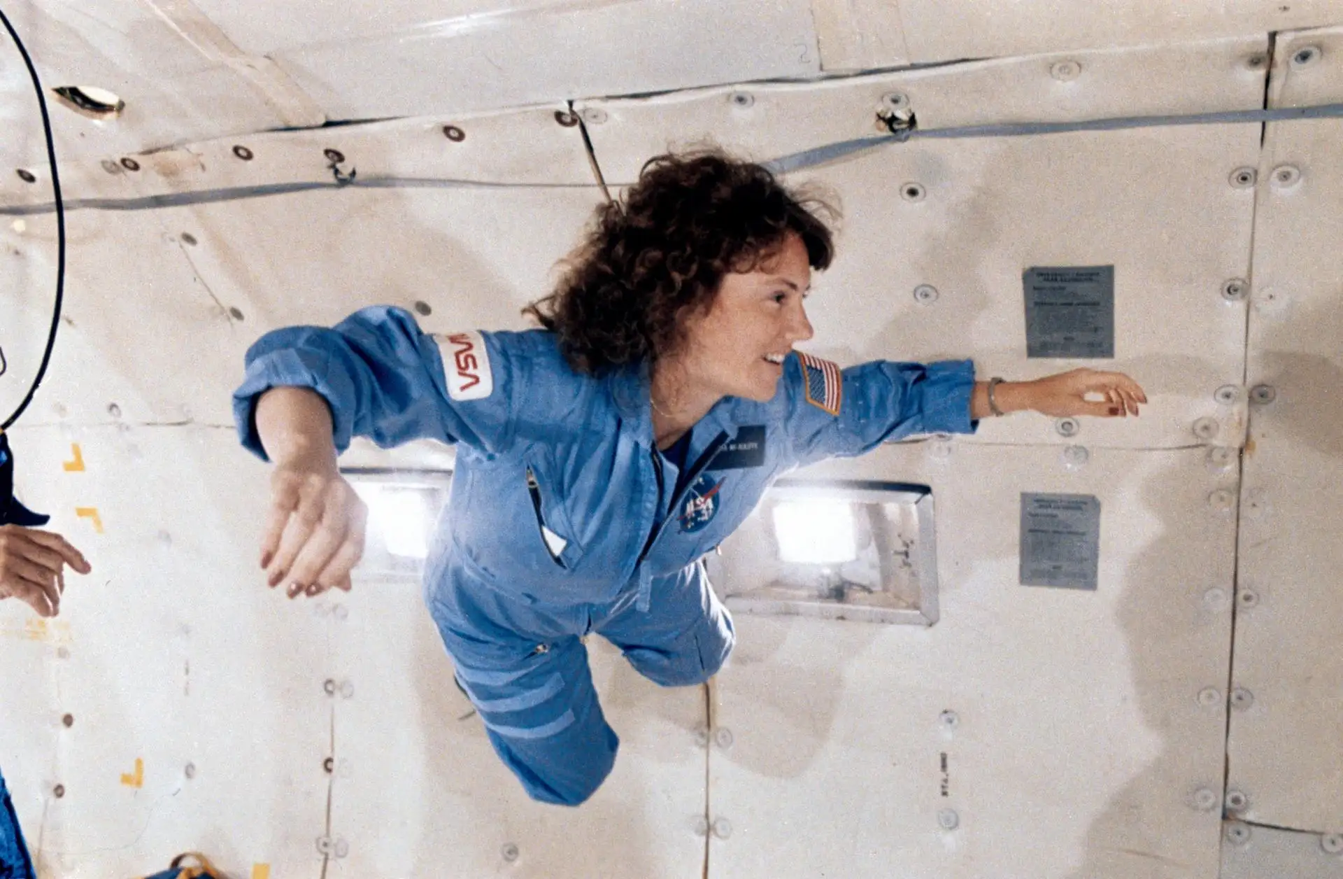 Christa McAuliffe在失重训练中