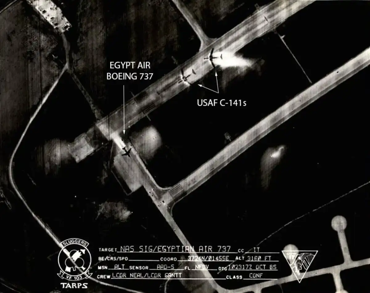 TARPS侦察系统拍摄的西戈内拉基地对峙照片