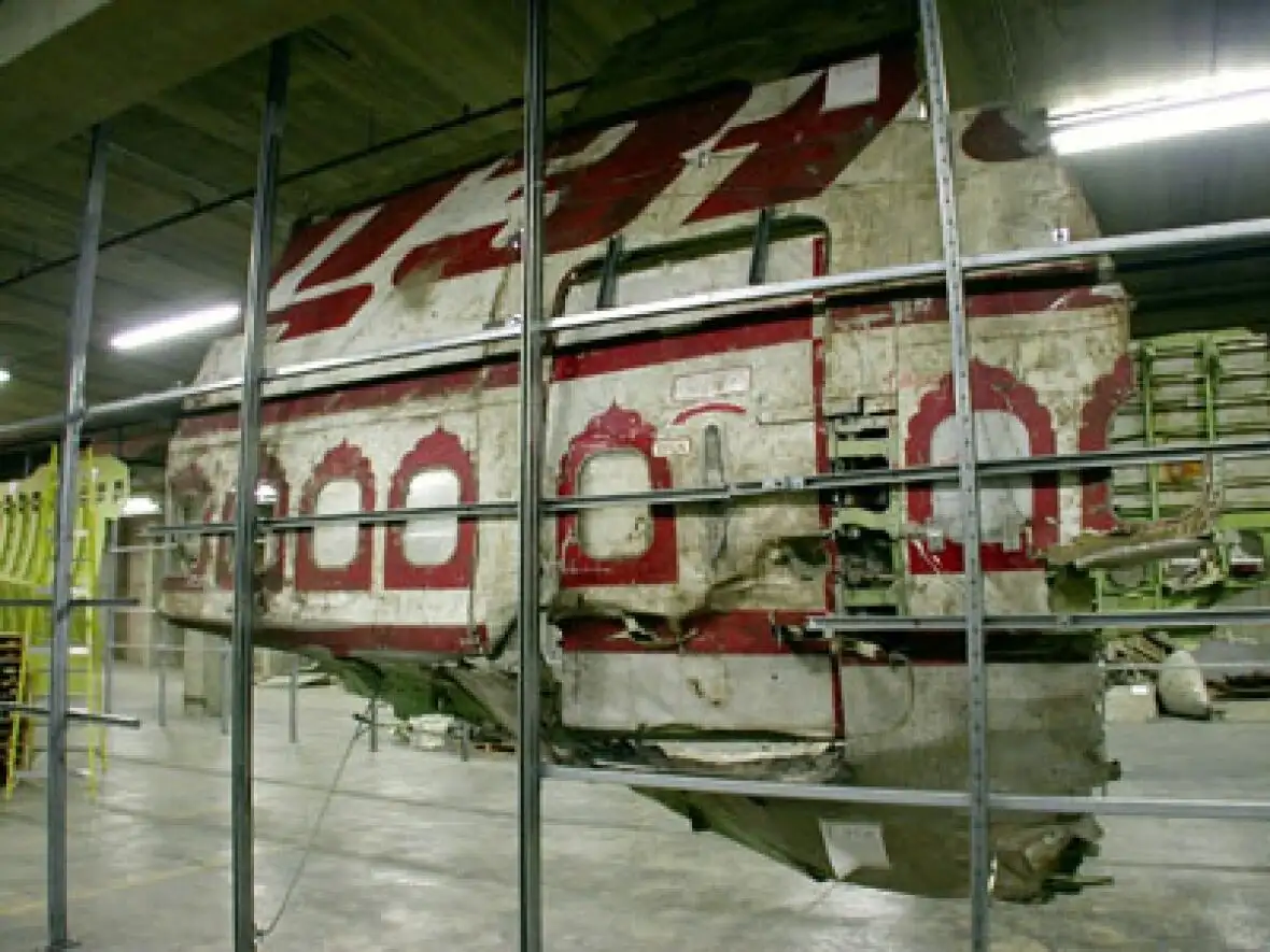 飞机残骸在仓库中重新拼凑