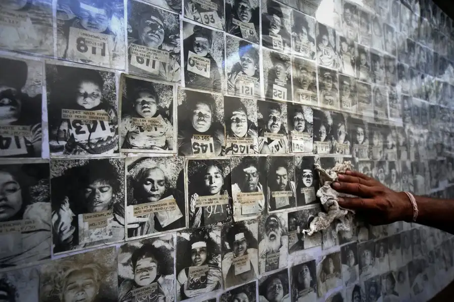 博帕尔法医部门展示的1984年灾难死者照片墙