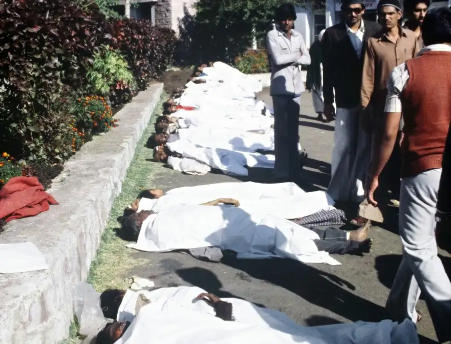 1984年12月17日,博帕尔毒气灾难后,受害者尸体被排列在地上等待处理