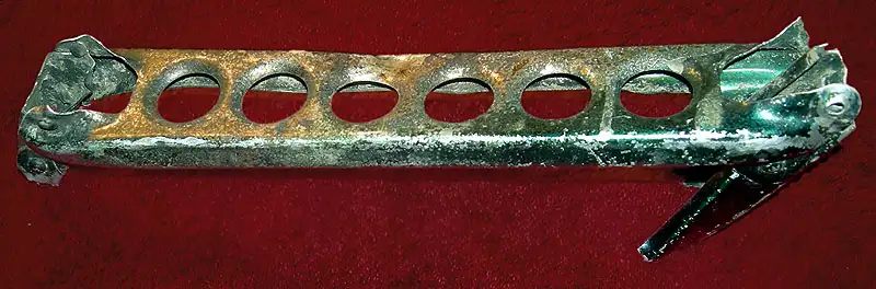 兴登堡号的残骸散落在莱克赫斯特海军航空站的场地上。曾经是人类工程学的巅峰,现在只是一堆扭曲的金属。救援人员正在废墟中搜寻幸存者。