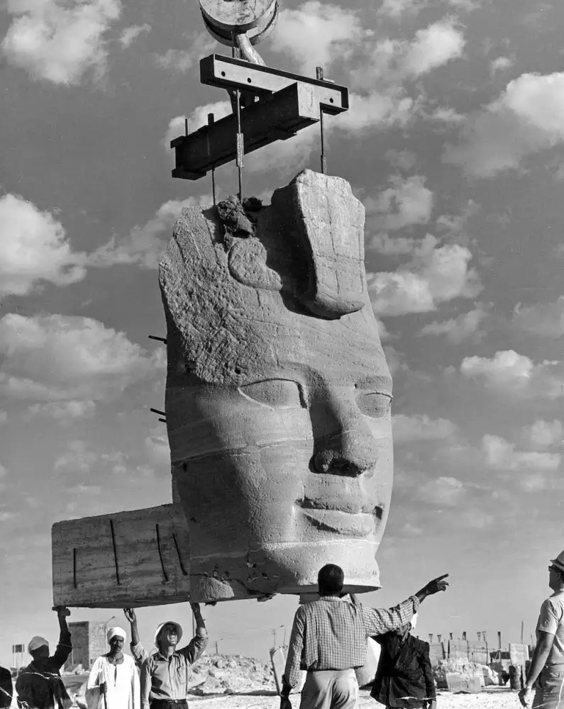 工人们在新址重新组装神庙的雕像