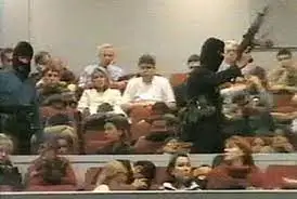 莫斯科剧院围攻开始时车臣武装分子闯入剧院