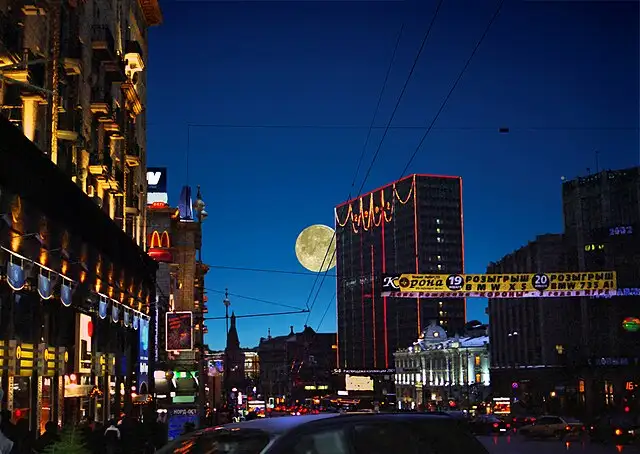 2002年的莫斯科市中心,与车臣的毁灭形成鲜明对比