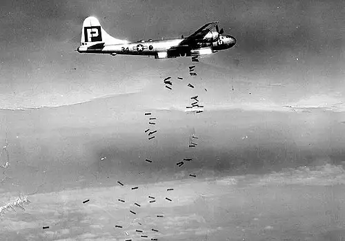 B-29超级堡垒轰炸机投弹瞬间，1945年