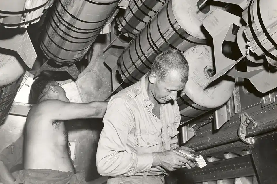 美军后勤人员正在为B-29装载燃烧弹