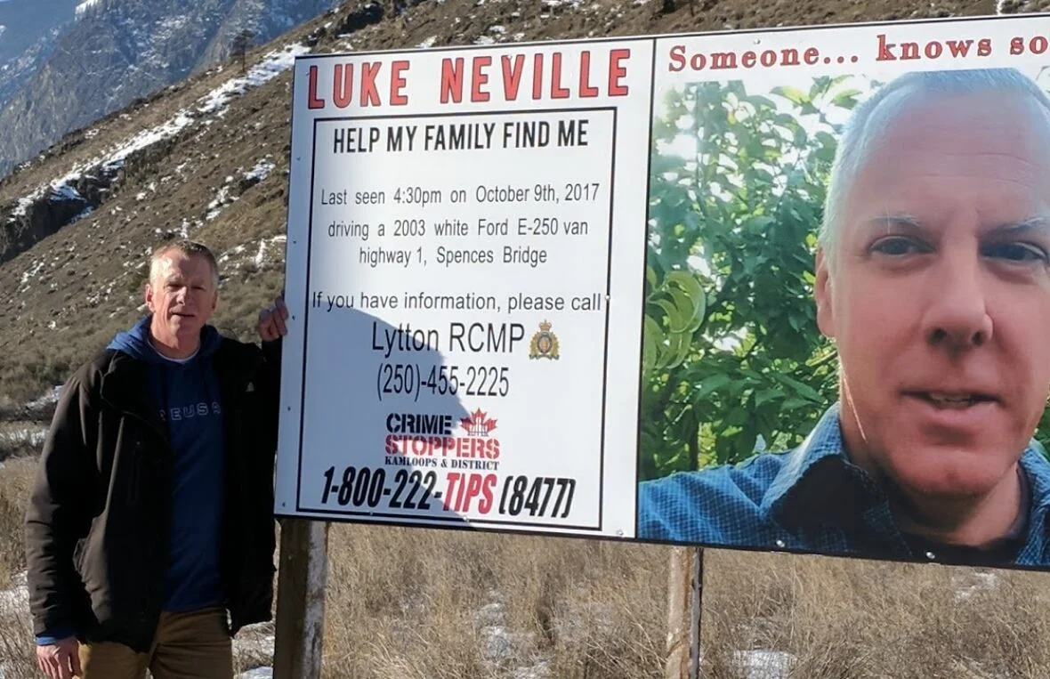 Luke Neville的家人竖立的寻找广告牌