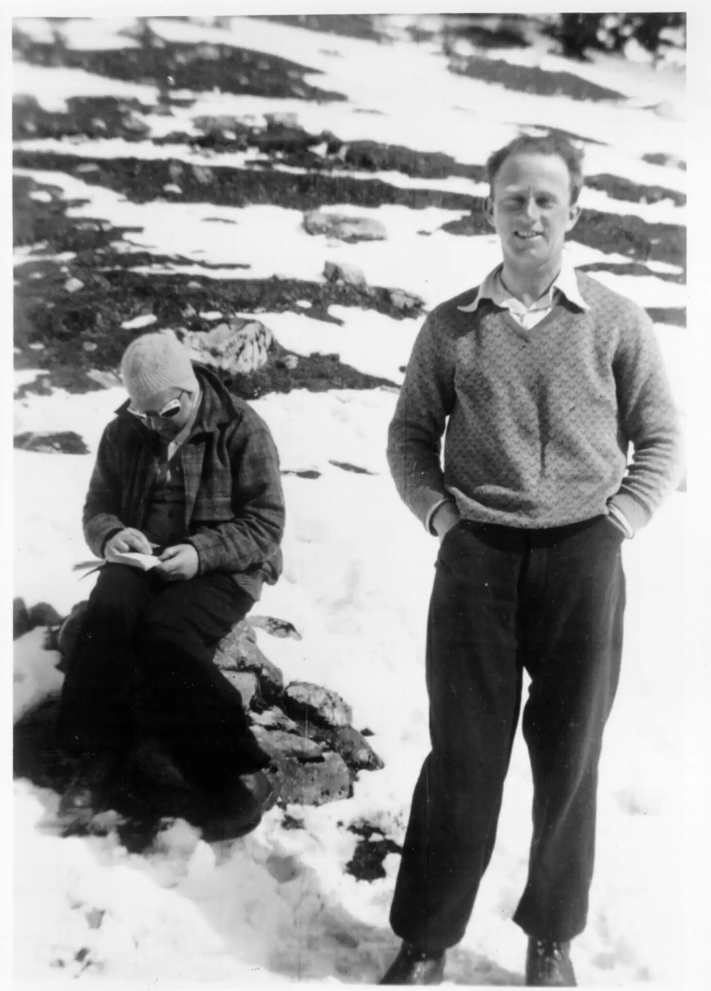 1932年，海森堡与玻尔在奥地利蒂罗尔滑雪度假。玻尔一如既往地随身携带笔记本。这张照片捕捉了两位量子力学巨擘之间曾经亲密无间的友谊——这种友谊在1941年的哥本哈根会面后永远破裂。