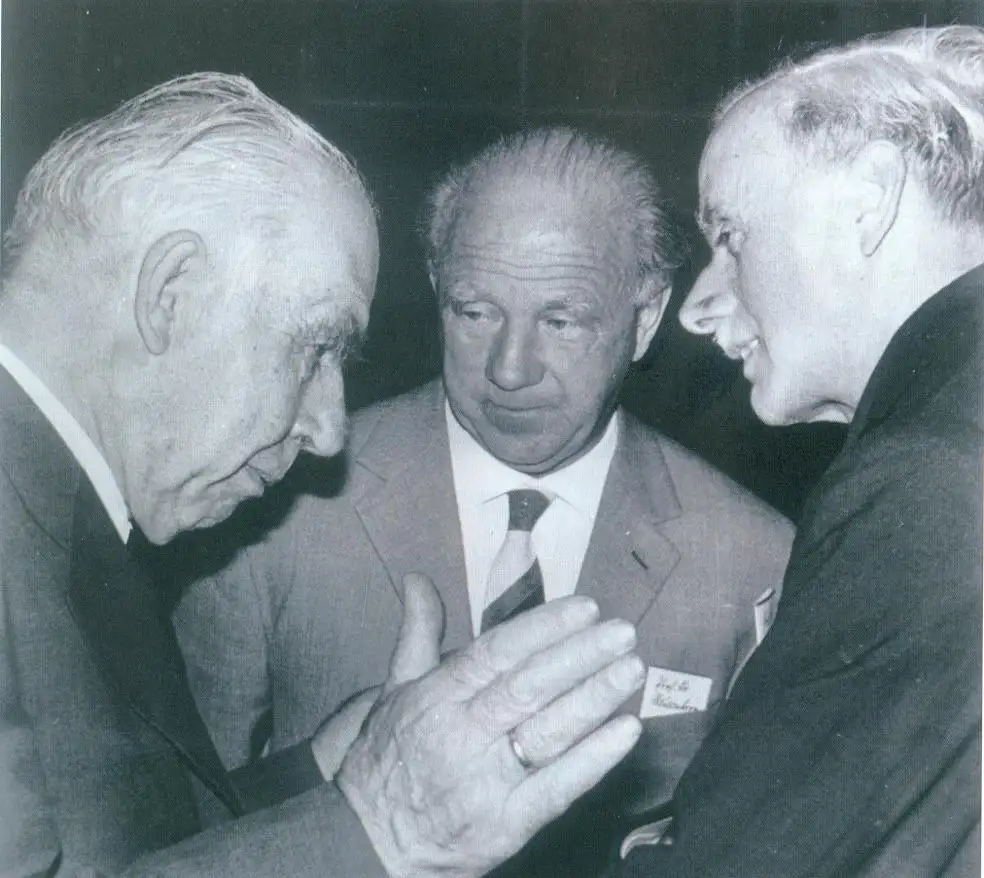 1962年，在德国林道诺贝尔奖得主会议上，海森堡与狄拉克聆听玻尔讲话。这是三人最后的合影之一。三年后，玻尔去世。1976年，海森堡因癌症逝世。曾经亲密无间的量子力学奠基人们，最终被历史和战争永远分隔。