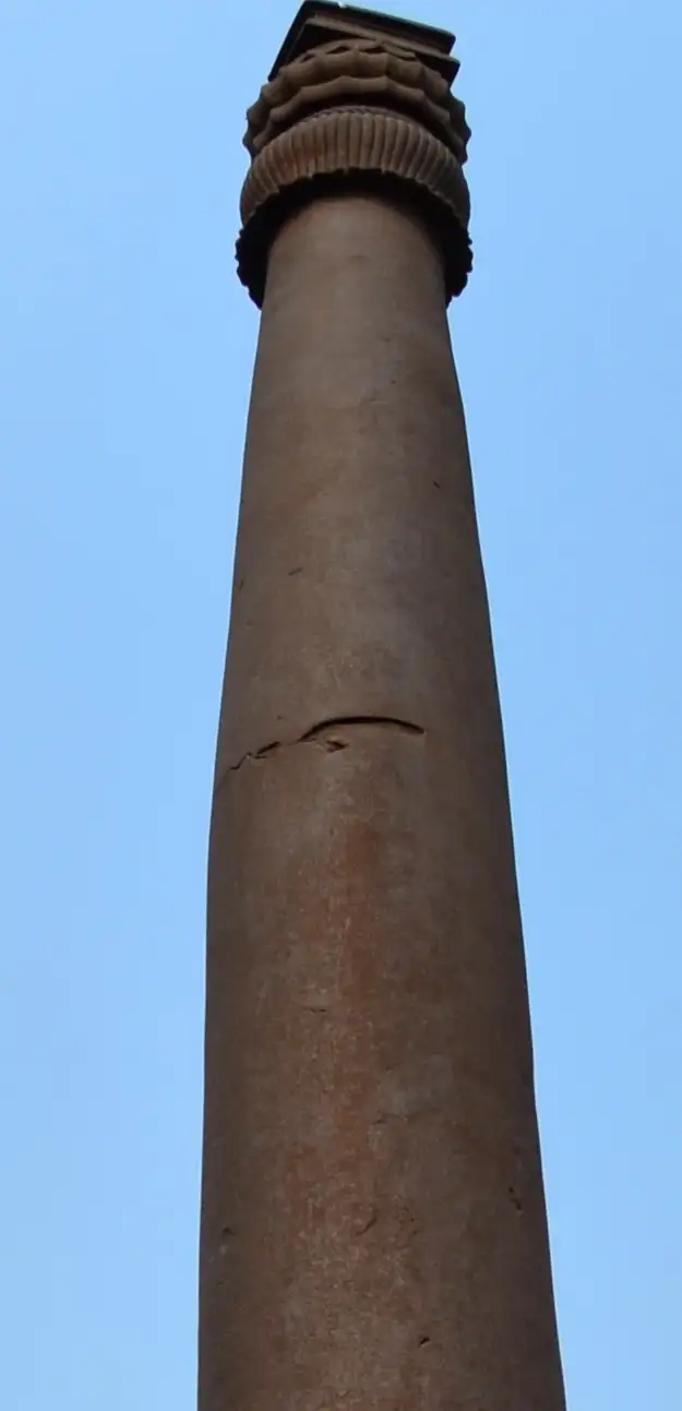 铁柱上半部分，可见炮弹痕迹