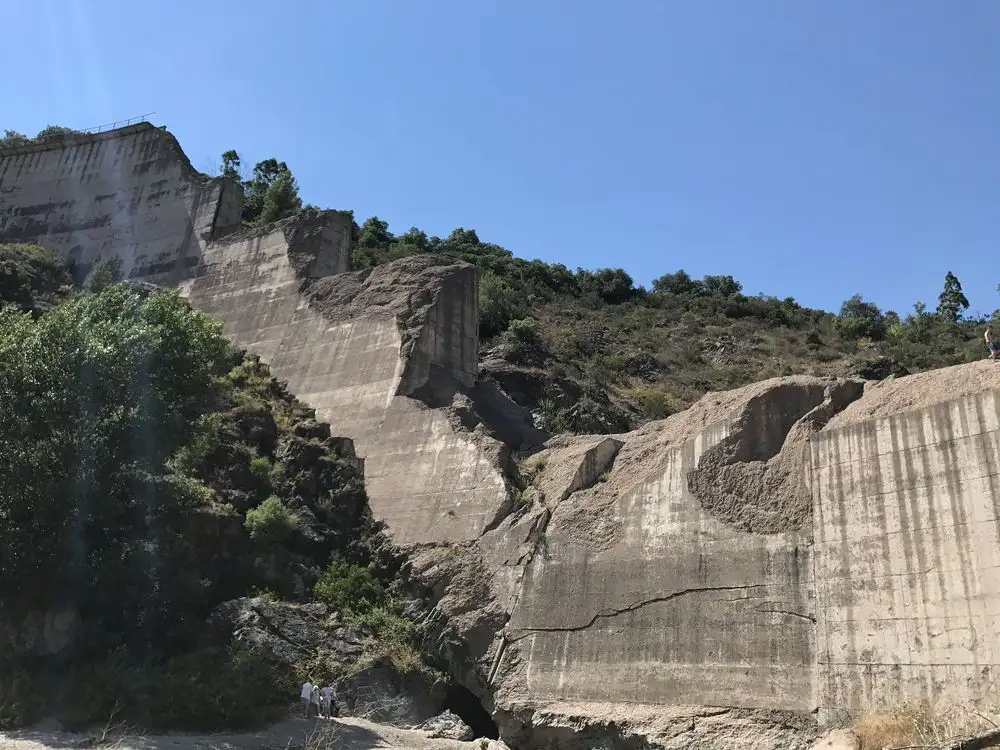 马尔帕塞大坝残骸近景