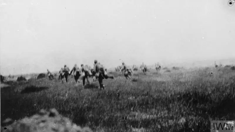 曼彻斯特郡第六营在第三次克里希亚战役中向土耳其阵地推进。1915年6月4日。