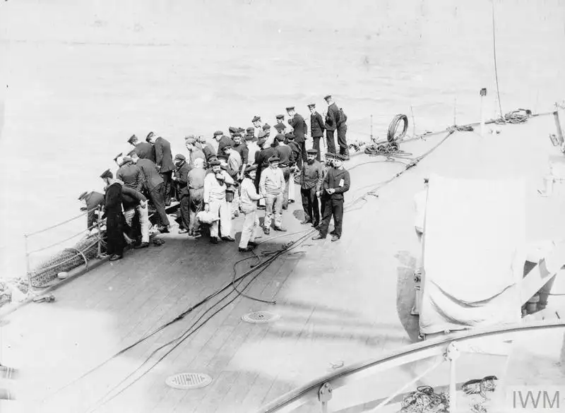 法国战列舰"布韦号"的幸存者登上英国军舰。这艘军舰在触雷后两分钟内沉没，超过六百名船员葬身大海。