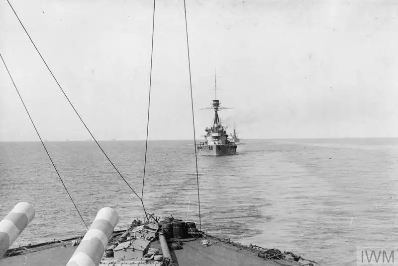 英国战列舰列队行进，准备进入达达尼尔海峡。1915年3月18日，这支舰队将在历史上留下惨痛的一页。