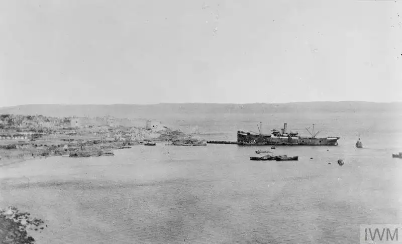 &ldquo;克莱德河号"停在V海滩。这艘改装的运煤船被用作登陆平台，但狭窄的跳板成了死亡陷阱。