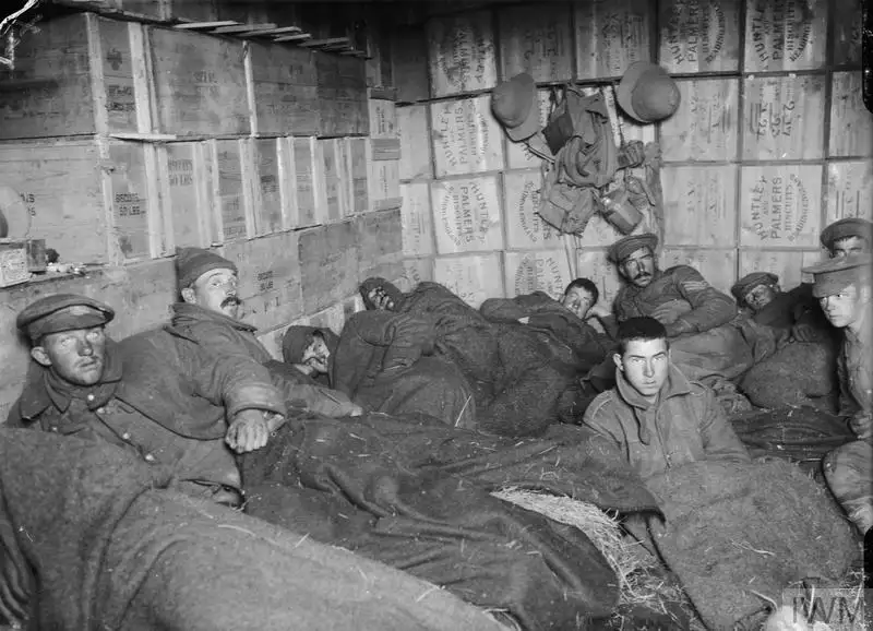 冻伤的士兵在苏夫拉的临时庇护所里休息。1915年11月末，严寒成了新的敌人。