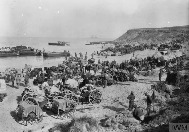 澳新湾登陆后，&ldquo;兰开夏登陆"海滩上挤满了士兵和物资。这片沙滩的名字来自在此登陆的兰开夏郡燧发枪团。