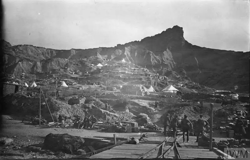 澳新湾的战壕和营地。这片狭小的海滩成了两万多名士兵八个月的家。