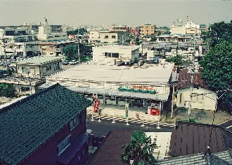 案发超市Nampei Owada外观照片，1995年八王子超市枪杀案现场