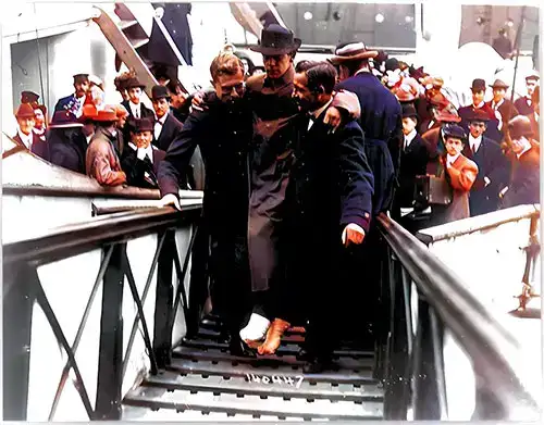 泰坦尼克号幸存者被抬下卡帕西亚号