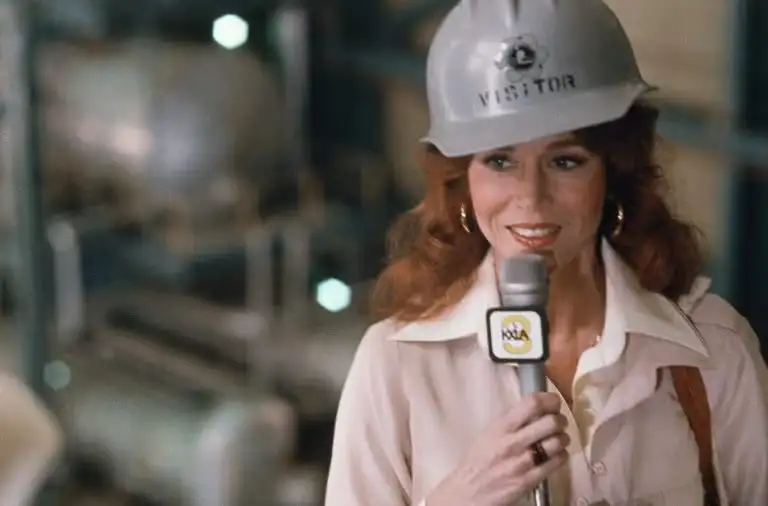 1979年4月1日，卡特总统穿着黄色防护鞋套参观三哩岛核电站控制室