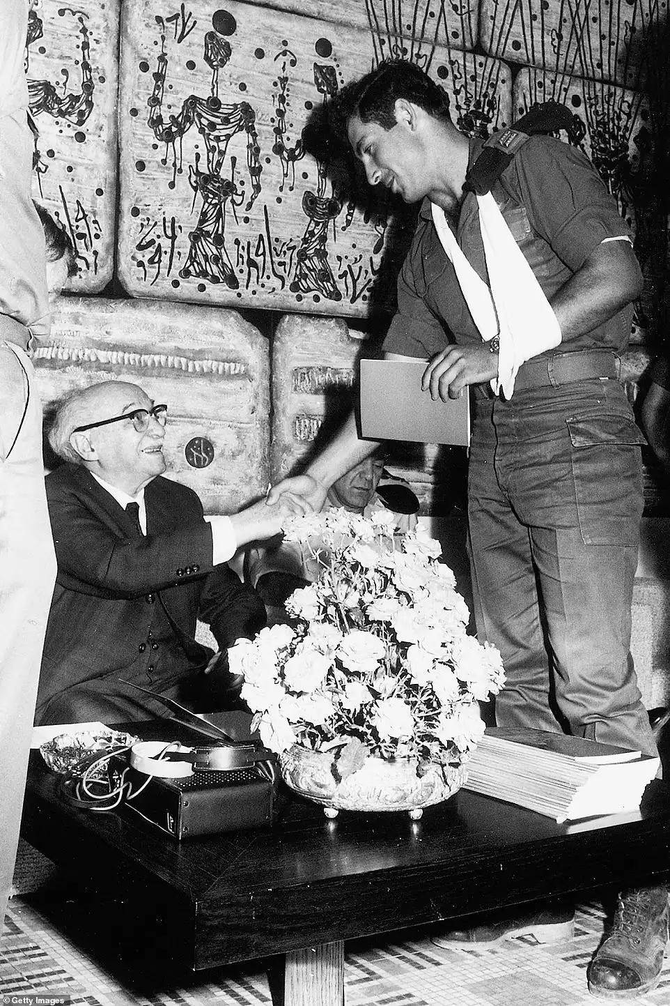 内塔尼亚胡受伤后在颁奖仪式上与总统握手