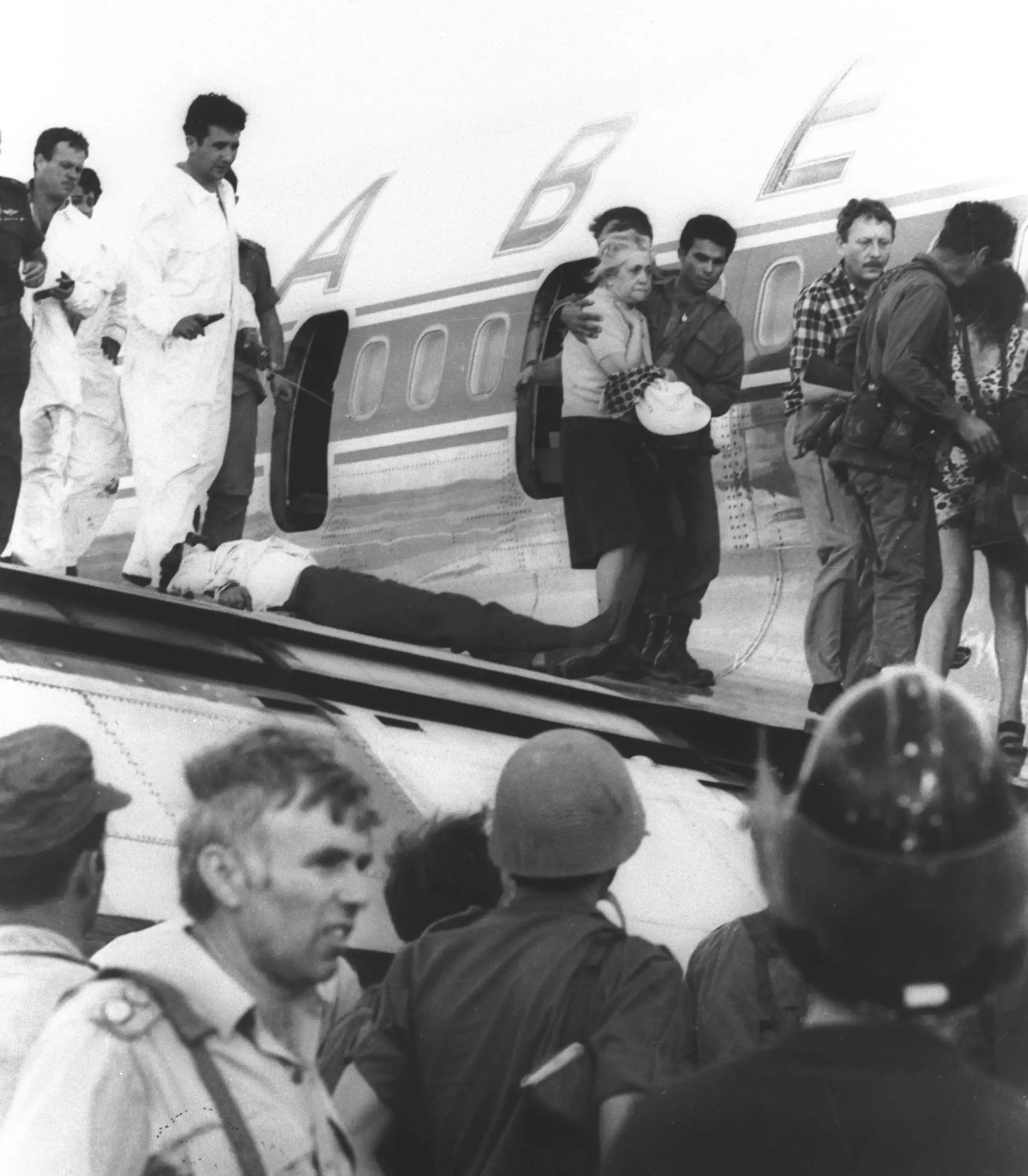 以色列总参侦察营突击队员在萨贝纳571航班上营救人质