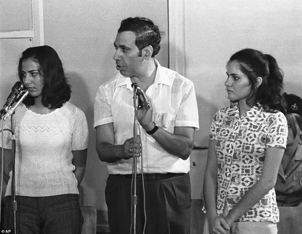 哈尔萨和坦努斯在法庭上听取判决