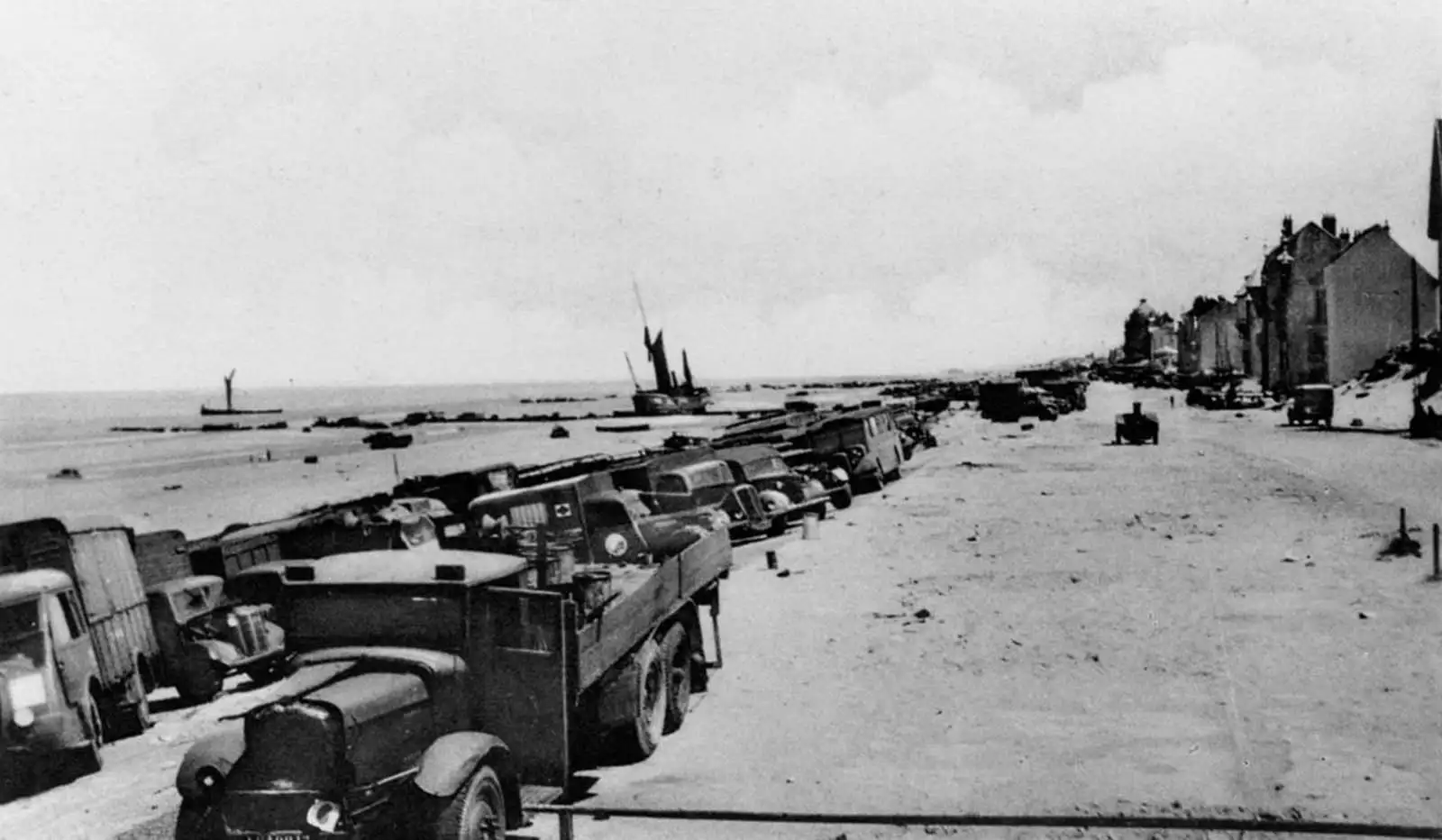 撤退后敦刻尔克海滩上被遗弃的设备