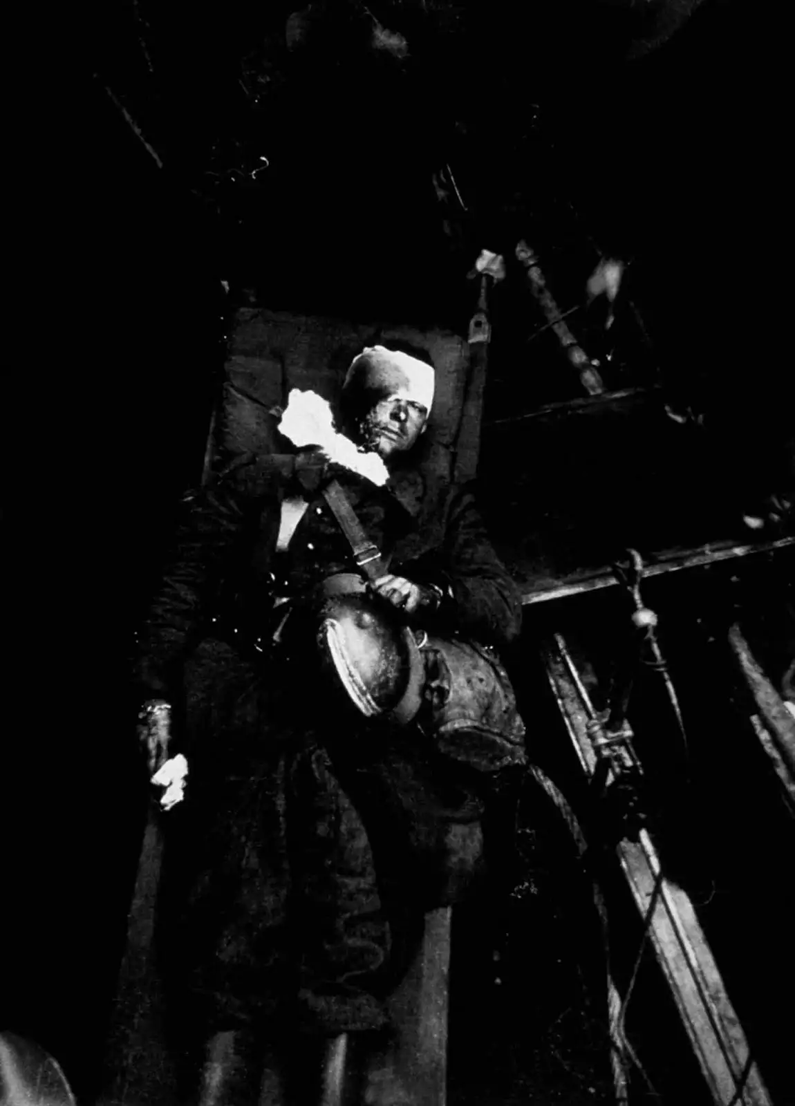 一名受伤的法国人在从敦刻尔克撤离后抵达多佛尔