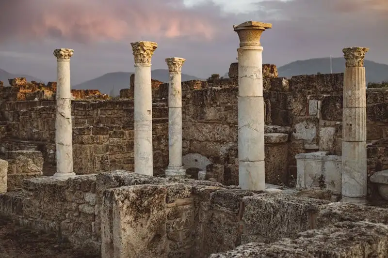 古代遗址中的石柱和墙壁