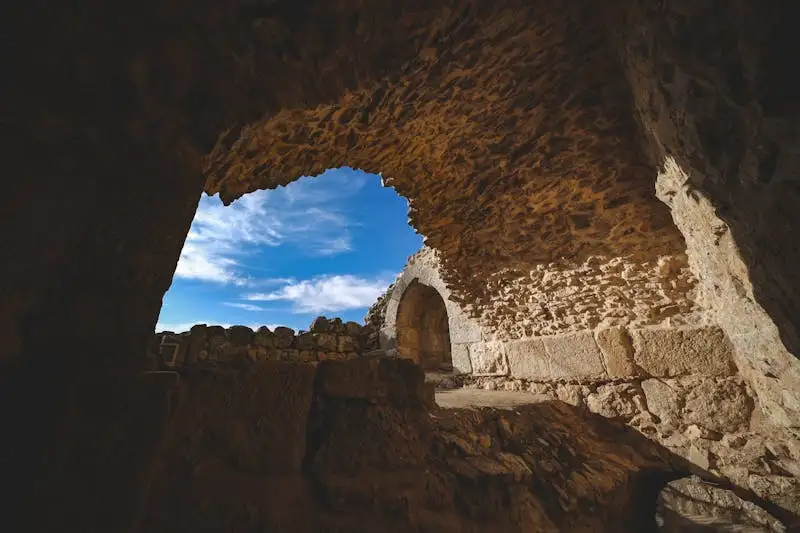 古代遗址的石墙遗迹