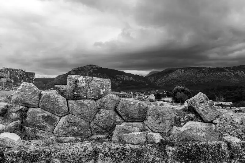 山地中的古代遗址遗迹