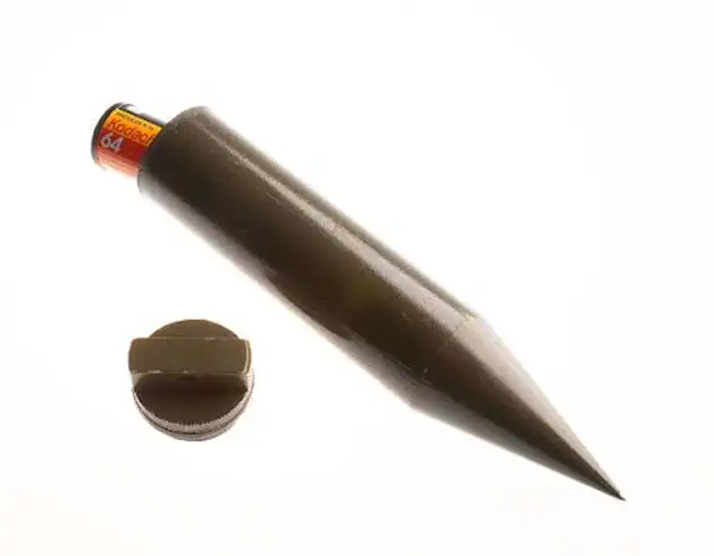 CIA使用的死信箱尖钉，可将情报藏在其中埋入地下