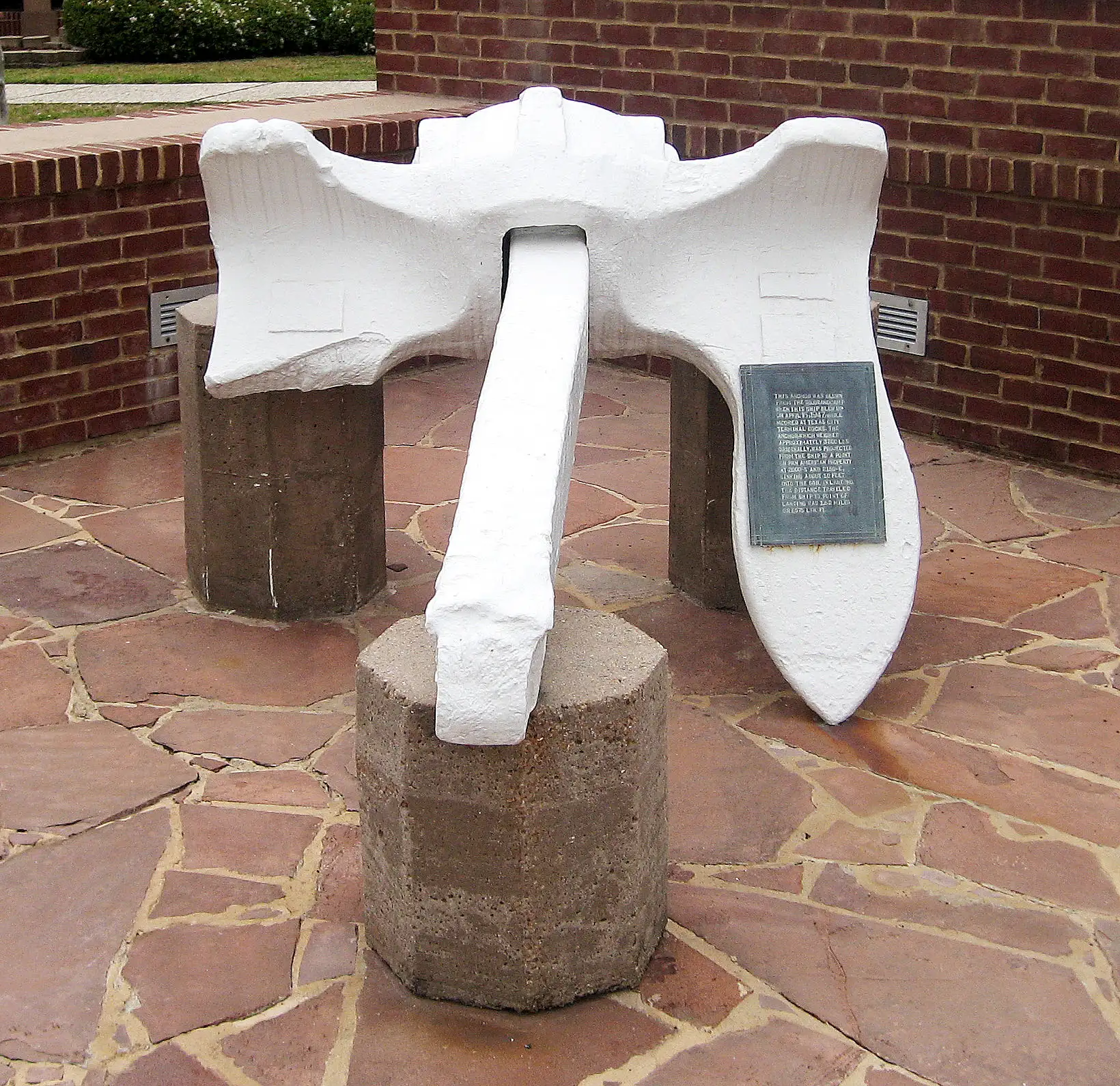 格兰坎普号的锚被炸飞2.6公里后落地形成的纪念物