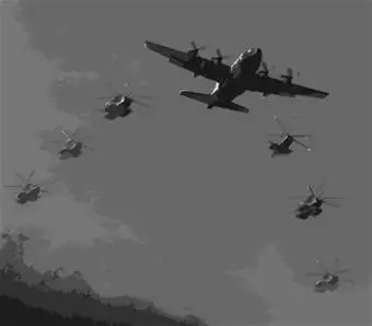 突袭队员们在训练中。他们进行了超过170次地面演练和数百次空中飞行训练，每一次都在夜间进行，以模拟实战条件。